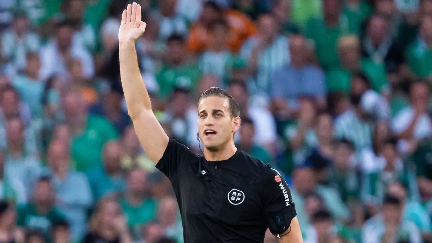 خافيير روخاس حكمًا لمباراة الأهلي وبيراميدز